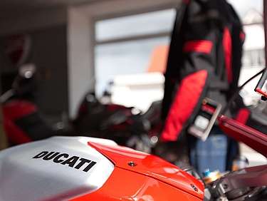 Ducati Motorrad im Geschäft Nahaufnahme eines Ducati Motorrads in einem Verkaufsraum.